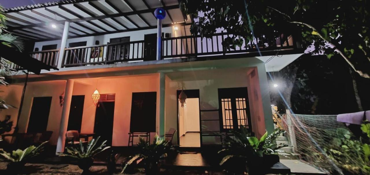 Sundance Surf Coconut Point Hotel Weligama Buitenkant foto