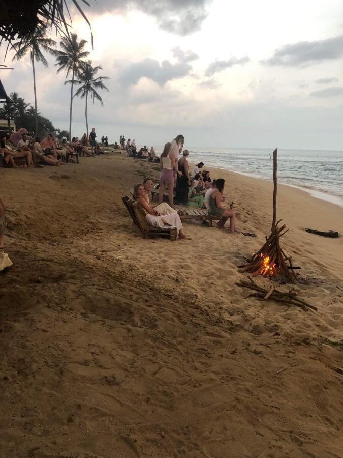 Sundance Surf Coconut Point Hotel Weligama Buitenkant foto