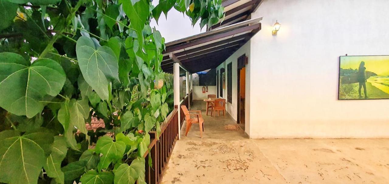Sundance Surf Coconut Point Hotel Weligama Buitenkant foto